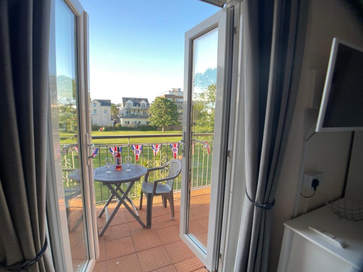 Bedford Holiday Apartments Пейнтън Екстериор снимка