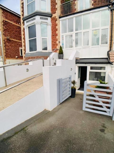 Bedford Holiday Apartments Пейнтън Екстериор снимка